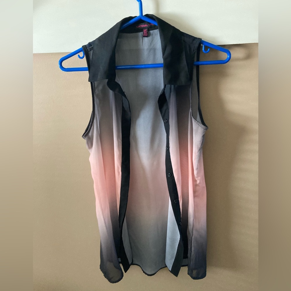 Silky ombrรฉ sleeveless top button down